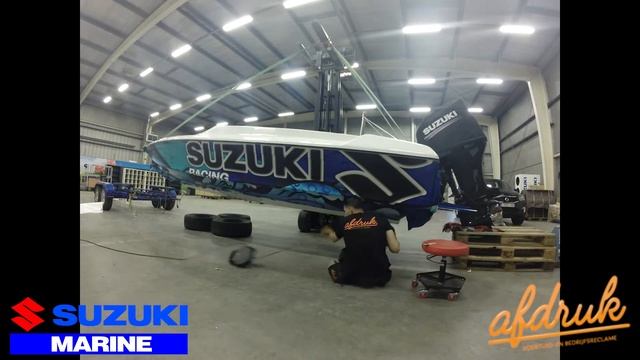 Afdruk wrapping the latest Suzuki Racing Boat смотреть онлайн