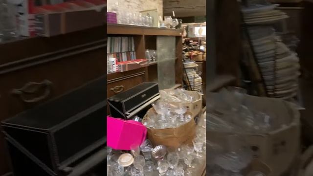 A wander around an antiques emporium. Or is it a junk shop? #antiques, #collectables, #junk, смотреть онлайн