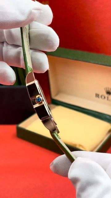 Женские часы Cartier со стразами с зеленым ремешком смотреть онлайн