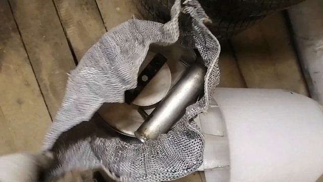 Купил гараж рыбака. Нашёл банку монет и постеры из девяностых