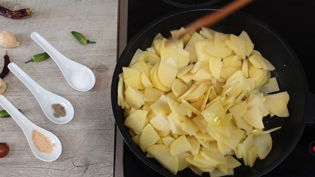 Easily The Best Garlic Roasted Potatoes смотреть онлайн