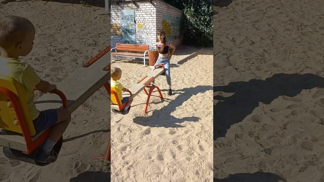 Вениамин чуть не упал с качель смотреть онлайн