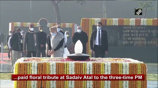 96th birth anniversary of Atal Bihari Vajpayee; President, PM pay tribute смотреть онлайн