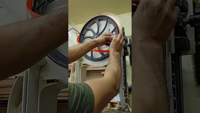 How to easily change a tire on a bandsaw by 5Tag Woodworks смотреть онлайн