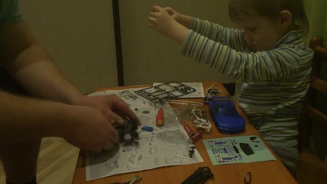 Сборка машинки TAMIYA mini 4wd вместе с Марком смотреть онлайн