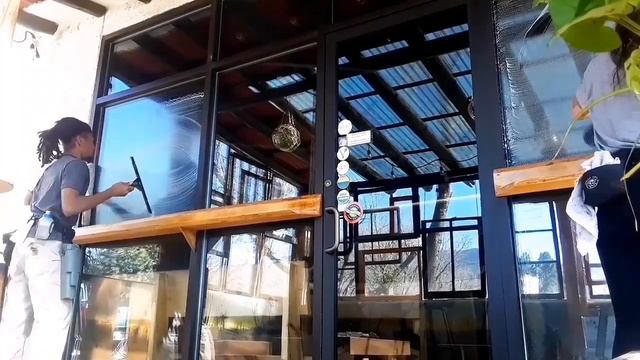 Store Front Window Cleaning Clip (7) смотреть онлайн