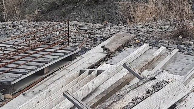 Кормим бурундучка на Малом Тарыне