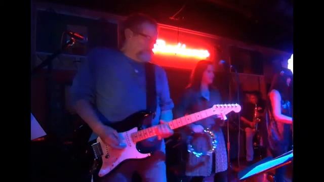 Juliet & The Romeos - 'Play That Funky Music' смотреть онлайн