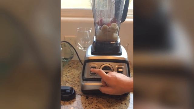 Easy Strawberry & Banana Smoothie the BlendWorks Pro-Series Industrial-Strength Blender смотреть онлайн