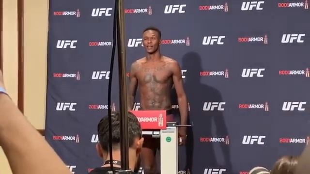UFC 248 Weigh Ins - Israel Adesanya makes the weight (185) смотреть онлайн