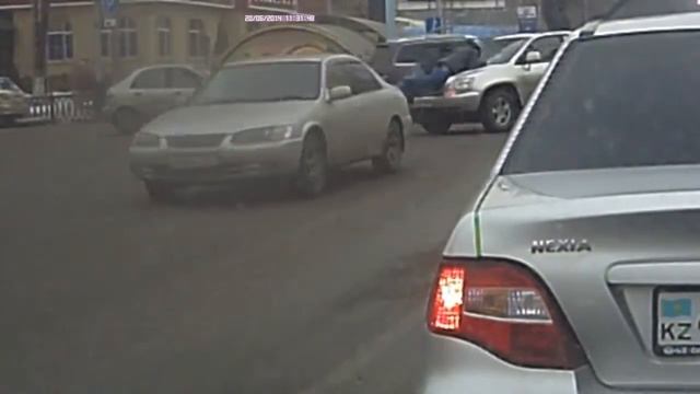 Стоишь себе такой на светофоре... смотреть онлайн