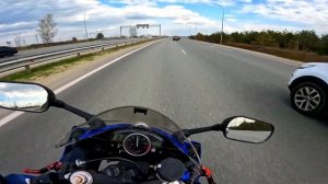 катаем двух девушек на мотоциклах