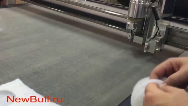 Планшетный режущий плоттер DCZ в процессе резки двуслойного конъюгированного легкого фиброволокна, смотреть онлайн