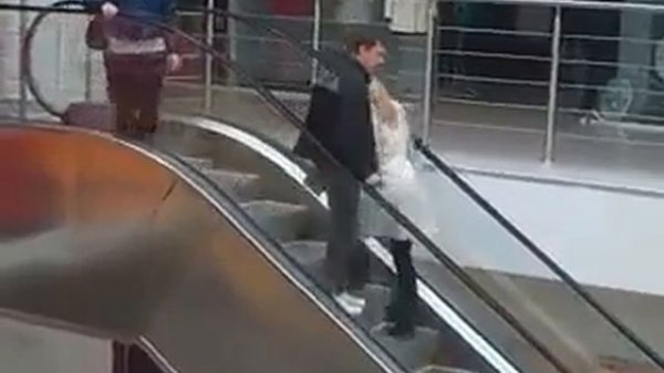 Блондинка на экскалаторе