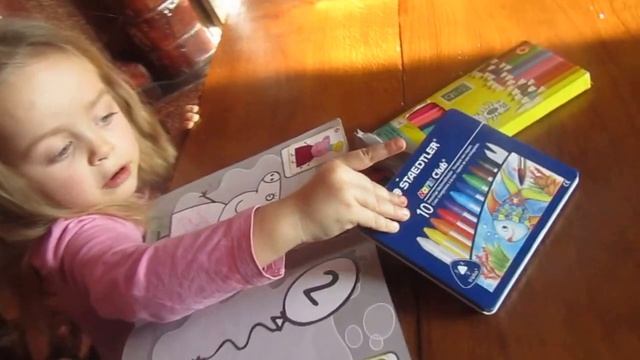 Лізонька і Христя розмальовують свинку Пеппу і Ельзу ( peppa pig i frozen( смотреть онлайн