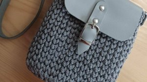 Простая вязаная мини-сумка с кожаными элементами. МК Марьюшка