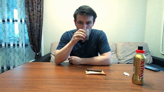 Пробуем молочный коктейль TWIX. Молочный коктейль TWIX vs шоколадка TWIX. Сравниваем вкусы. смотреть онлайн