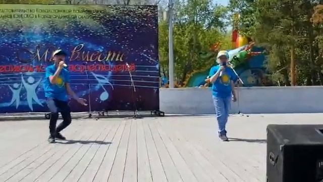 Песня: "Детство". Титовский Остап и Крыкбаев Абай. смотреть онлайн