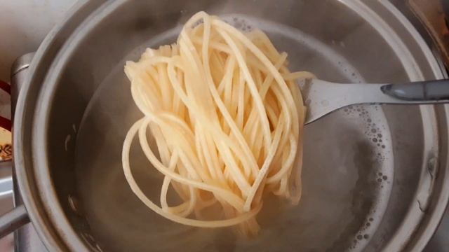Филе курицы 🍝 со свежей лапшой Удон. Лапша с птицей и моцареллой/Noodles Udon, Mozzarella et Poulet смотреть онлайн