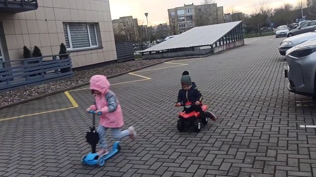 Святик получил массу удовольствия гулять с детками и на катался ,гуляли 2 с половиной часа смотреть онлайн