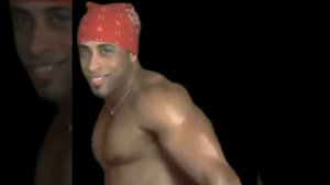 Мужик в бандане танцует