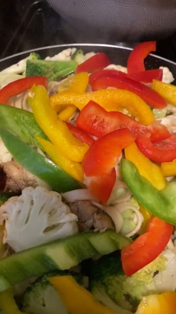 Udon Noodles with Chicken Brocoli,Cauliflower, and Capsicum Ana Dale смотреть онлайн