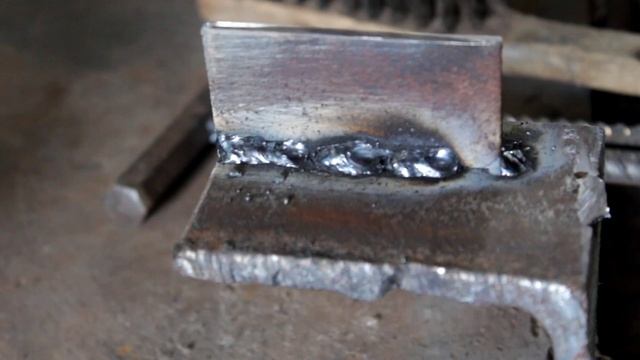 Шлакует при сварке!Причины и , как с ними бороться!Для начинающих сварщиков!Сварка трансформатором. смотреть онлайн