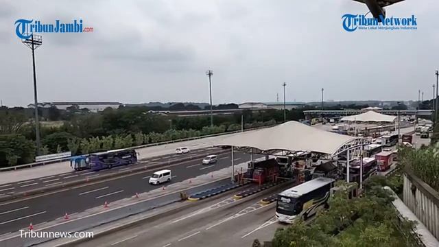 Pantauan Arus Lalu Lintas di KM 72 Jalan Tol Jakarta-Cikampek смотреть онлайн