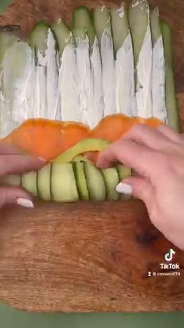 Cooking at home rolls with salmon, cucumber, cream cheese and avocado.Готовим дома роллы с семгой смотреть онлайн