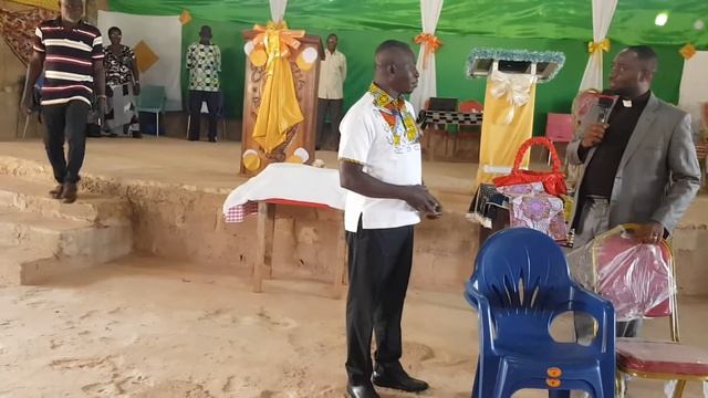 Achat de 170 chaises VALENCIA et 15 chaises VIP pour l'église par les Fidèles. смотреть онлайн