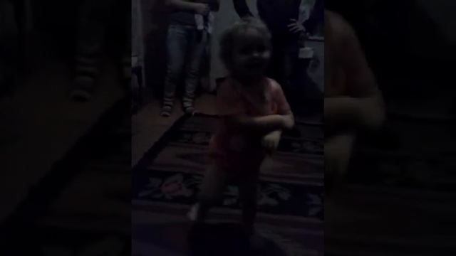 Ишё маленькая а танцует смотреть онлайн