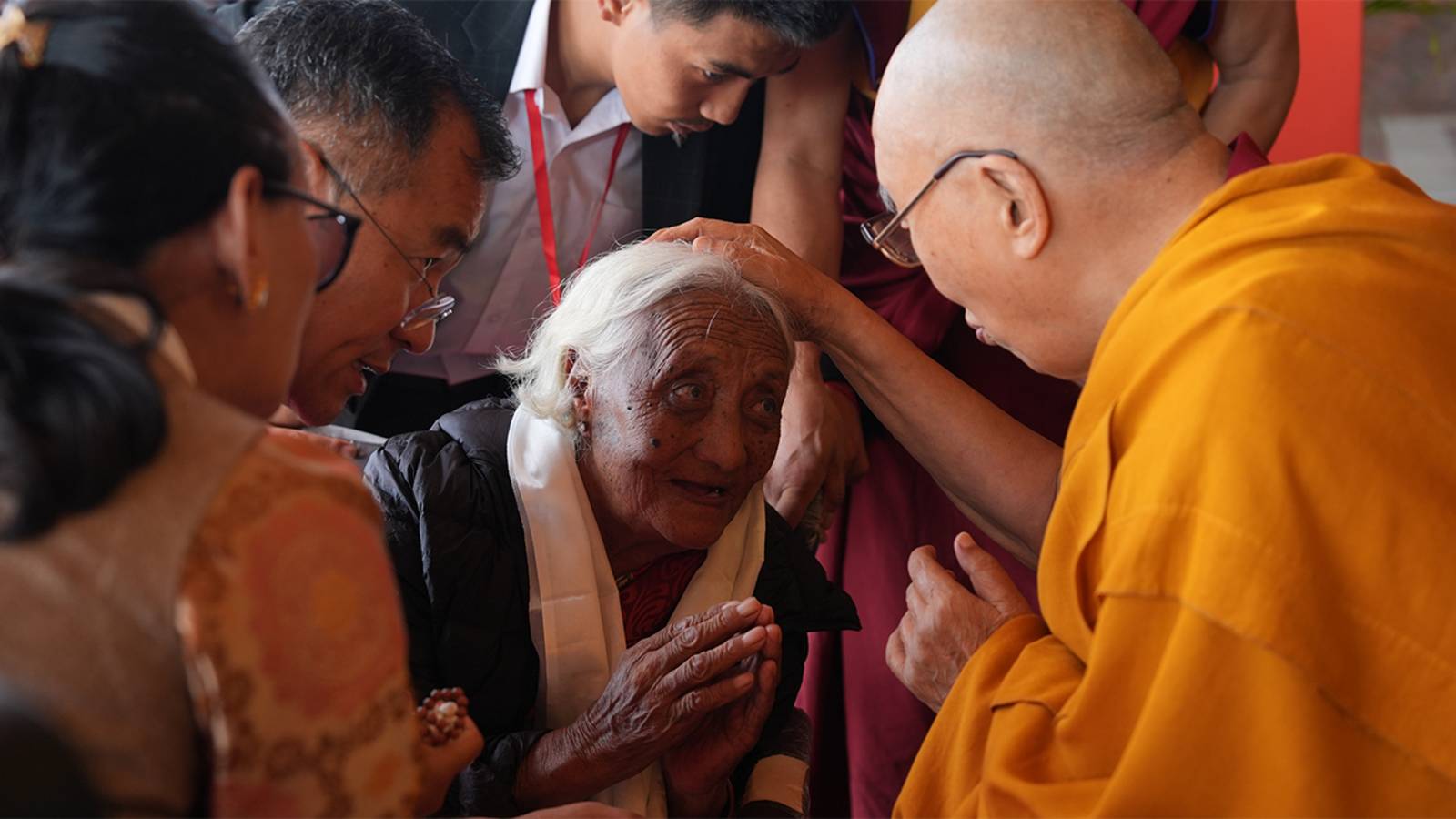 Далай-лама благословил пожилых людей Коллегала смотреть онлайн