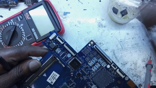 How To Find Short Circuit On A Laptop Motherboard Using A Multimeter In Continuity Mode, (HP 15 Mb)