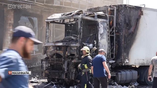 Сегодня в пригороде Махачкалы на дороге загорелась фура смотреть онлайн