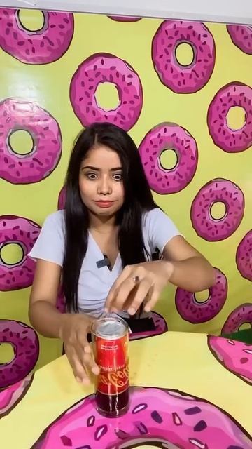 How to pour coke into a glass🍺 easy hack😂 @PragatiVermaa #ytshorts #shorts #hack #lifehack смотреть онлайн