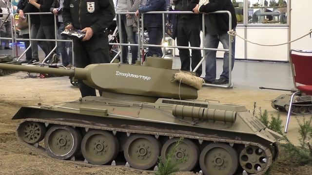 500 KG RC TANKS XXXL SCALE MODEL T-34 AND HUNTING PANTHER / Intermodellbau Dortmund 2016 смотреть онлайн