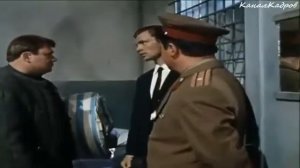 Здесь чьи то вещи   сбросьте их на пол