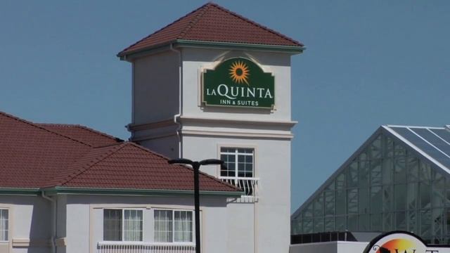 Sliders Bar and Grill, Watiki Waterpark, Rapid City, SD смотреть онлайн