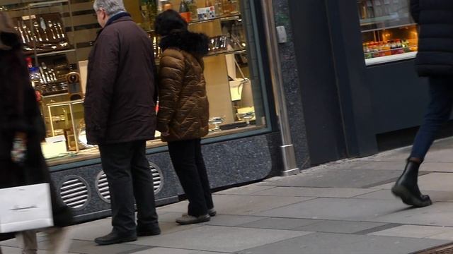 HOW TO DRESS ELEGANTLY AT 20-40-AND 60 YEARS, STREET STYLE AUSTRIA 🇦🇹 2023 WINTER. смотреть онлайн