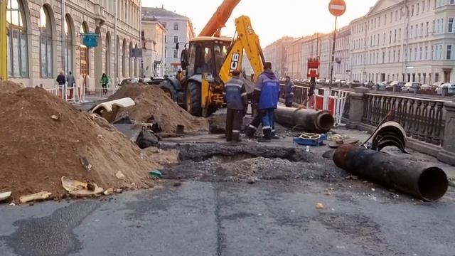 Чем засыпаны набережные канала Грибоедова.. смотреть онлайн