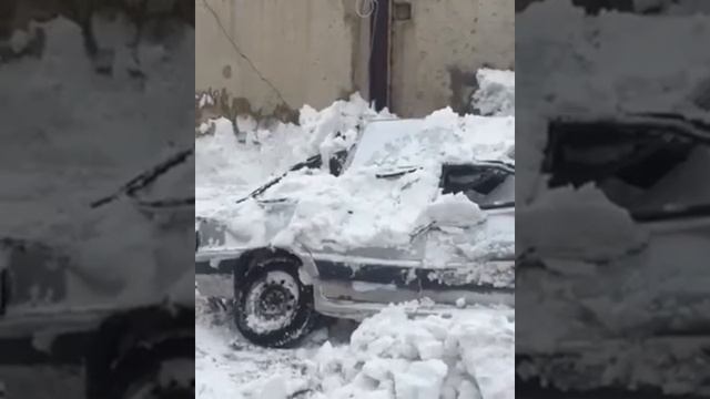 В Новосибирске сход снега с крыши на машины смотреть онлайн