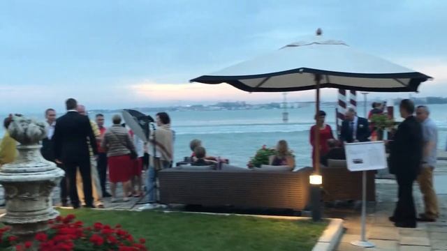 Саша/ Мила Ракета женский джаз кавер бэнд Ре-Нуар в Венеции смотреть онлайн