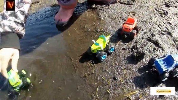 ЛУЖА ВСПЫШ И ЕГО ДРУЗЬЯ ВЕСЕЛЫЕ ГОРКИ спасение машинок из грязи на русском языке