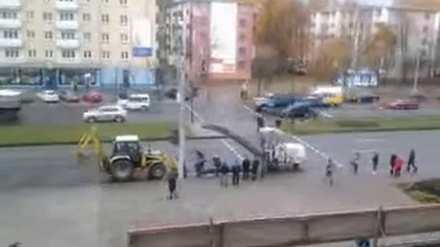 Могилевские дорожники кладут асфальт прямо в лужу смотреть онлайн