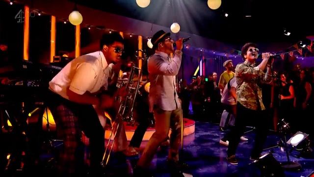 Bruno Mars - Locked Out Of Heaven (Alan Carr's New Year Specstacular 12/31/2012) смотреть онлайн