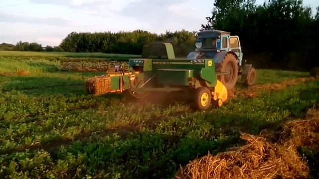 Тюковка сена. Трактор Т-40. Пресс John Deere 342 смотреть онлайн