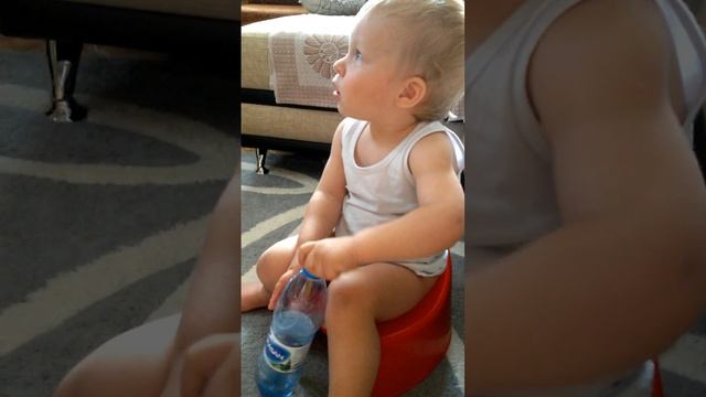 Сам пью с бутылочки) и учусь закрывать)) 05.07.16 смотреть онлайн