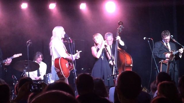Miranda Lambert Joins Ashley Monroe for "Heart Like Mine" смотреть онлайн