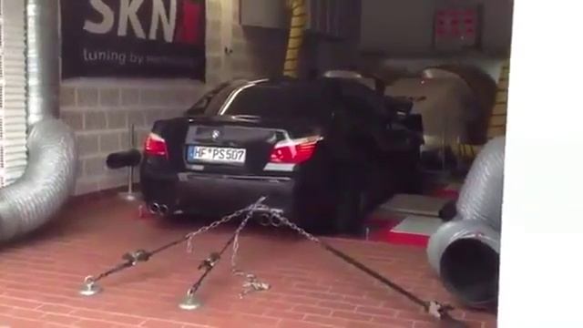 BMW M5 E60 V10 зверя цепями сковали