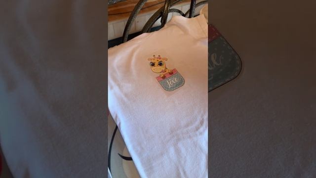 Клеим наклейку на футболку